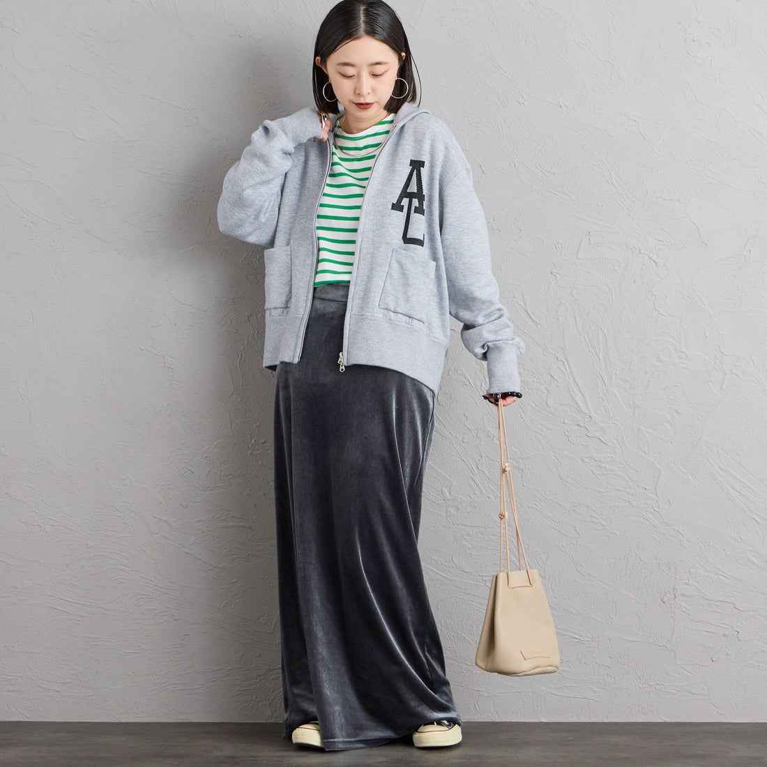 Americana × JEANS FACTORY [アメリカーナ × ジーンズファクトリー] 別注 ACロゴ ニットジップカーディガン [ASO-C-901-1-JF] ﾓｸｸﾞﾚｰ &&モデル身長：150cm 着用サイズ：ONE SIZE&&