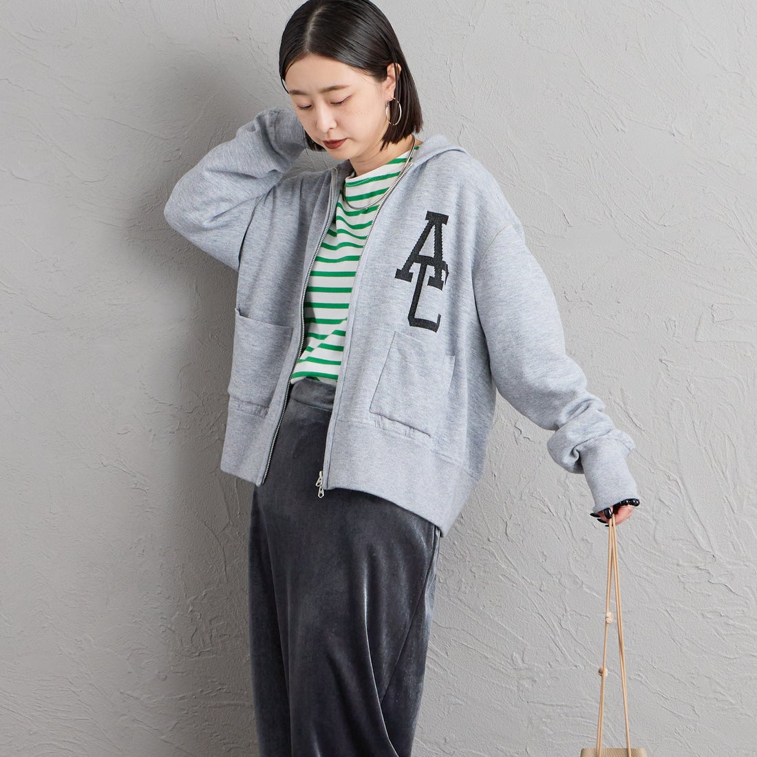 Americana × JEANS FACTORY [アメリカーナ × ジーンズファクトリー] 別注 ACロゴ ニットジップカーディガン [ASO-C-901-1-JF] ﾓｸｸﾞﾚｰ &&モデル身長：150cm 着用サイズ：ONE SIZE&&