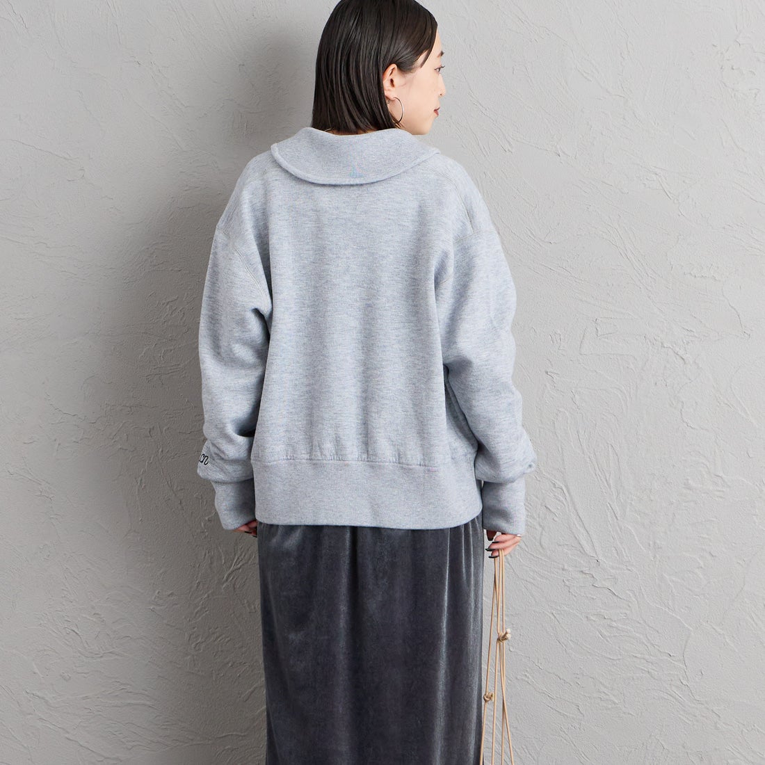 Americana × JEANS FACTORY [アメリカーナ × ジーンズファクトリー] 別注 ACロゴ ニットジップカーディガン [ASO-C-901-1-JF] ﾓｸｸﾞﾚｰ &&モデル身長：150cm 着用サイズ：ONE SIZE&&