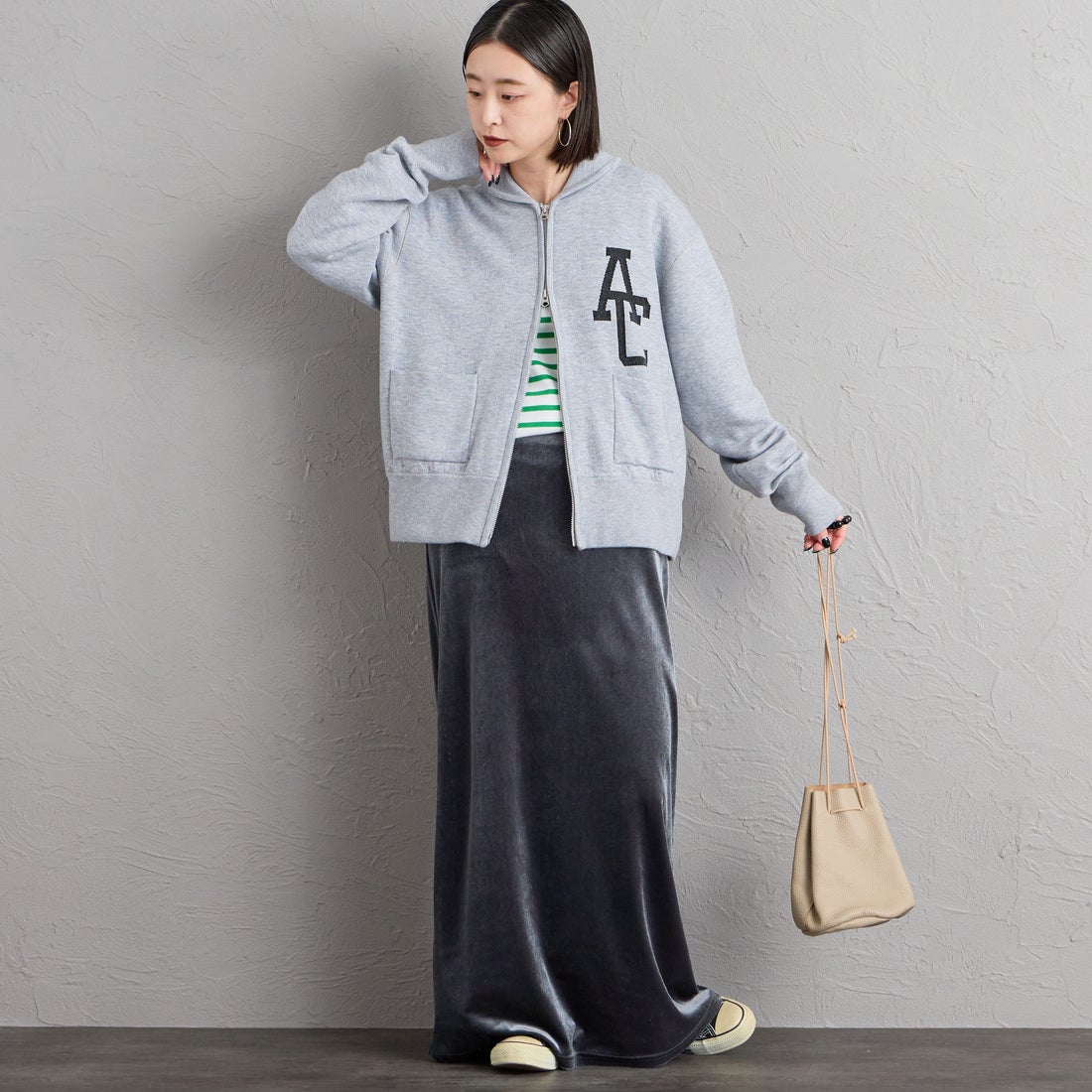 Americana × JEANS FACTORY [アメリカーナ × ジーンズファクトリー] 別注 ACロゴ ニットジップカーディガン [ASO-C-901-1-JF] ﾓｸｸﾞﾚｰ &&モデル身長：150cm 着用サイズ：ONE SIZE&&