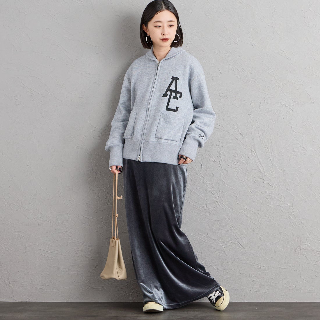 Americana × JEANS FACTORY [アメリカーナ × ジーンズファクトリー] 別注 ACロゴ ニットジップカーディガン [ASO-C-901-1-JF] ﾓｸｸﾞﾚｰ &&モデル身長：150cm 着用サイズ：ONE SIZE&&