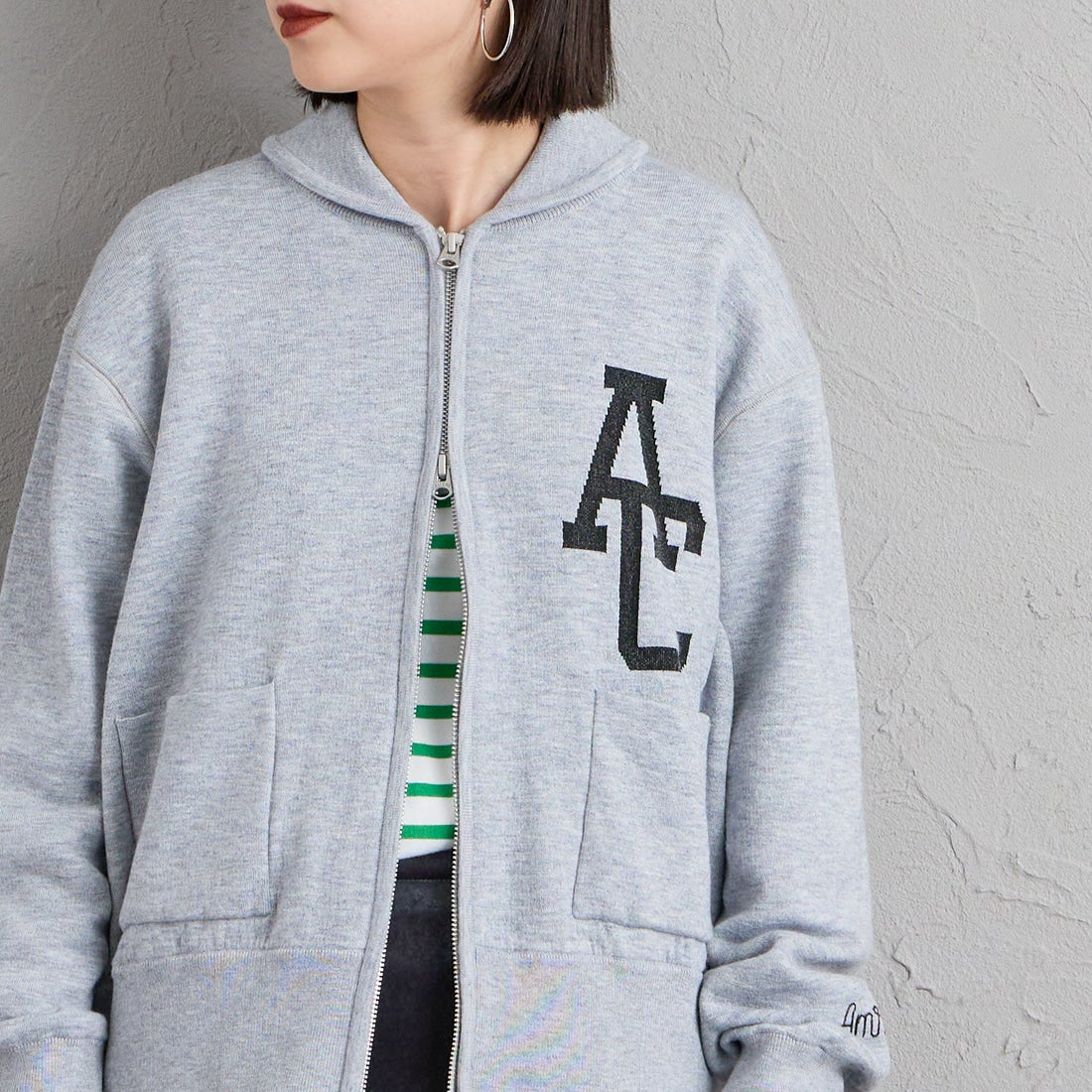 Americana × JEANS FACTORY [アメリカーナ × ジーンズファクトリー] 別注 ACロゴ ニットジップカーディガン [ASO-C-901-1-JF] ﾓｸｸﾞﾚｰ &&モデル身長：150cm 着用サイズ：ONE SIZE&&
