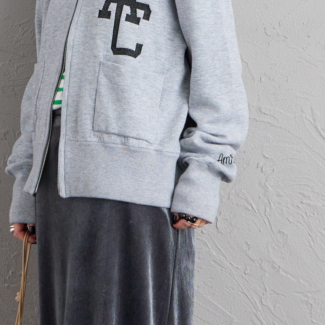 Americana × JEANS FACTORY [アメリカーナ × ジーンズファクトリー] 別注 ACロゴ ニットジップカーディガン [ASO-C-901-1-JF] ﾓｸｸﾞﾚｰ &&モデル身長：150cm 着用サイズ：ONE SIZE&&