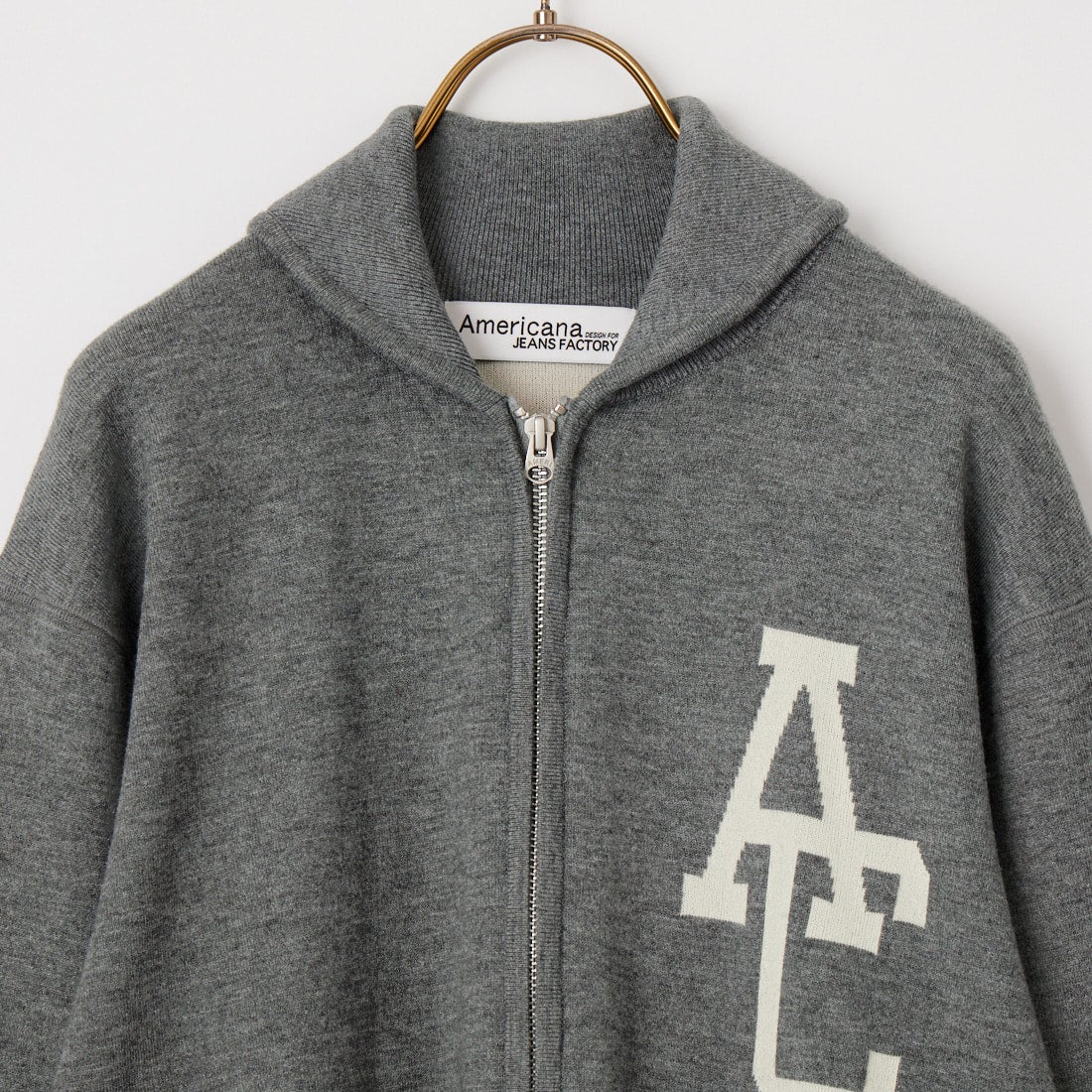 Americana × JEANS FACTORY [アメリカーナ × ジーンズファクトリー] 別注 ACロゴ ニットジップカーディガン [ASO-C-901-1-JF] ﾓｸﾁｬｺｰﾙ