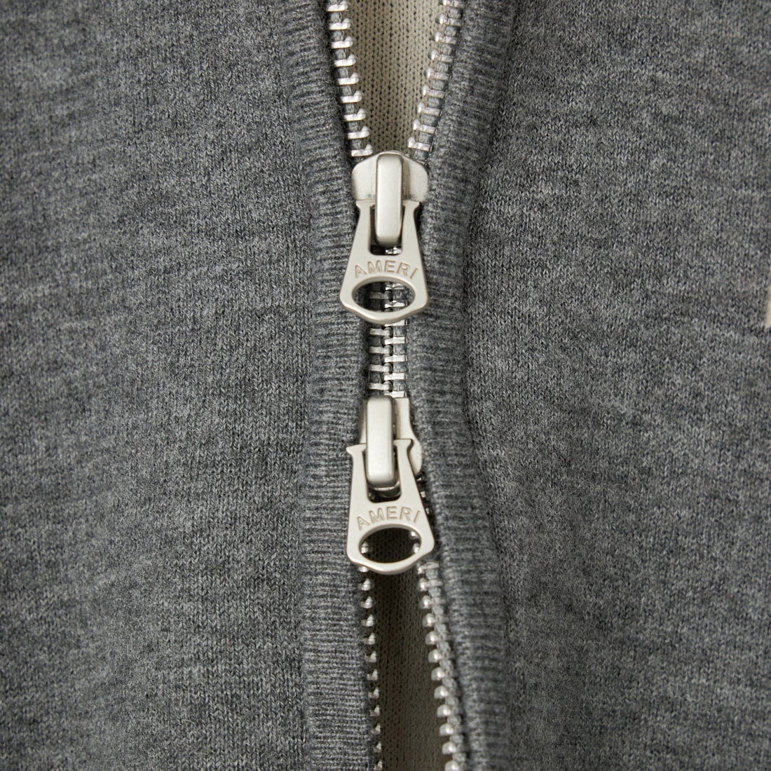 Americana × JEANS FACTORY [アメリカーナ × ジーンズファクトリー] 別注 ACロゴ ニットジップカーディガン [ASO-C-901-1-JF] ﾓｸﾁｬｺｰﾙ