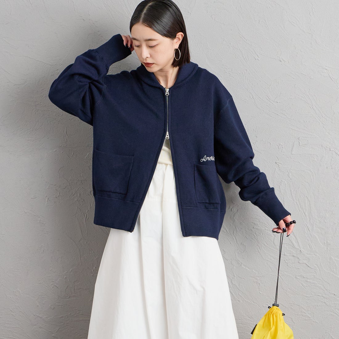 Americana × JEANS FACTORY [アメリカーナ × ジーンズファクトリー] 別注 AMRCNAロゴ ニットジップカーディガン [ASO-C-901-2-JF] ﾈｲﾋﾞｰ &&モデル身長：150cm 着用サイズ：ONE SIZE&&