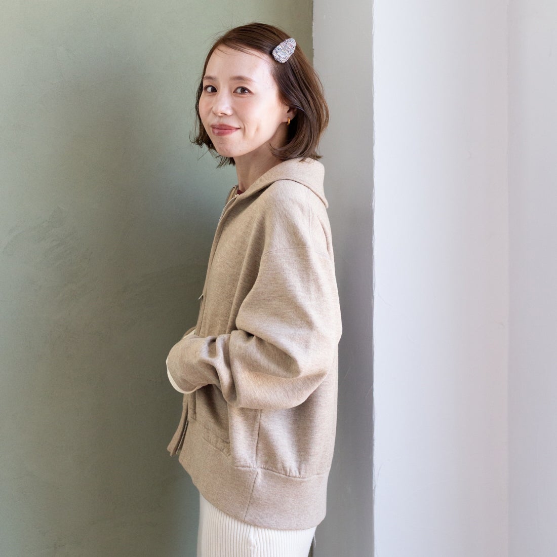 Americana × JEANS FACTORY [アメリカーナ × ジーンズファクトリー] 別注 AMRCNAロゴ ニットジップカーディガン [ASO-C-901-2-JF] ｸﾞﾚｰｼﾞｭ &&モデル身長：153cm 着用サイズ：ONE SIZE&&
