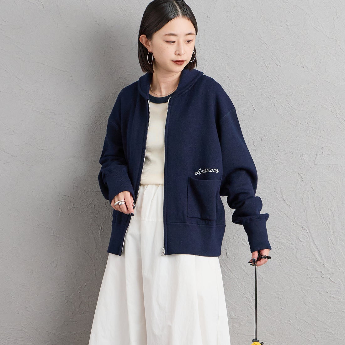 Americana × JEANS FACTORY [アメリカーナ × ジーンズファクトリー] 別注 AMRCNAロゴ ニットジップカーディガン [ASO-C-901-2-JF] ﾈｲﾋﾞｰ &&モデル身長：150cm 着用サイズ：ONE SIZE&&