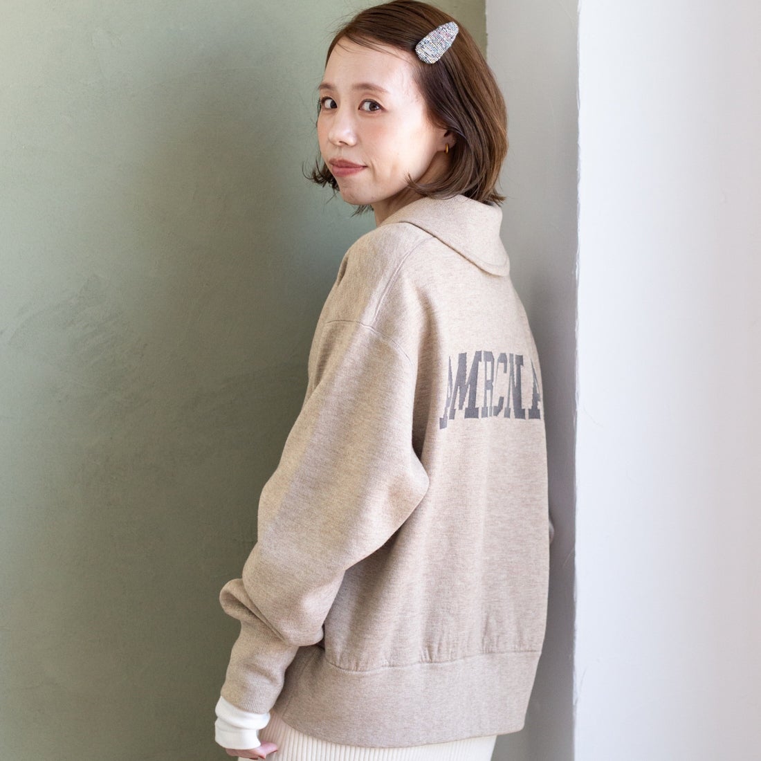 Americana × JEANS FACTORY [アメリカーナ × ジーンズファクトリー] 別注 AMRCNAロゴ ニットジップカーディガン [ASO-C-901-2-JF] ｸﾞﾚｰｼﾞｭ &&モデル身長：153cm 着用サイズ：ONE SIZE&&