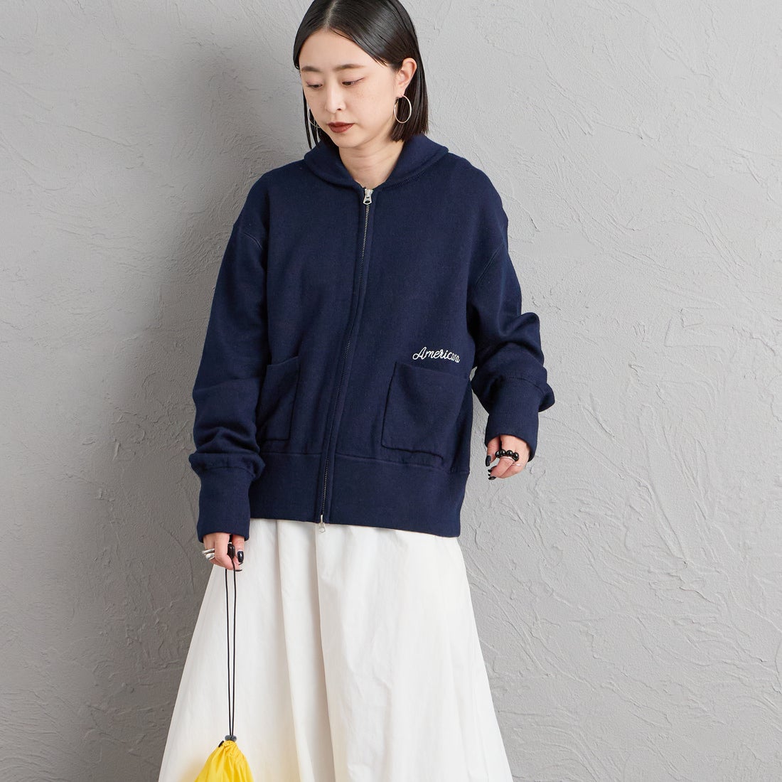 Americana × JEANS FACTORY [アメリカーナ × ジーンズファクトリー] 別注 AMRCNAロゴ ニットジップカーディガン [ASO-C-901-2-JF] ﾈｲﾋﾞｰ &&モデル身長：150cm 着用サイズ：ONE SIZE&&