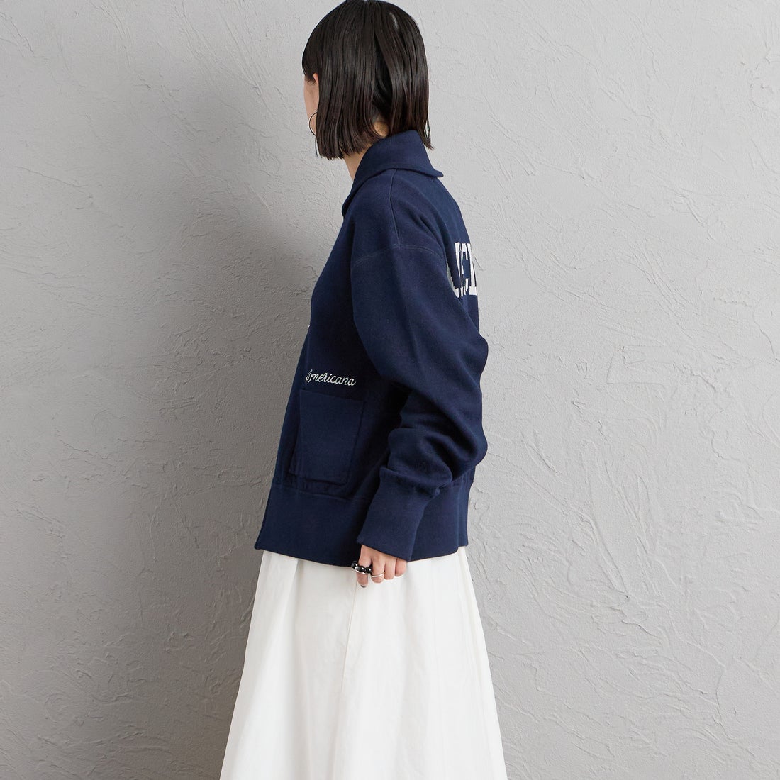 Americana × JEANS FACTORY [アメリカーナ × ジーンズファクトリー] 別注 AMRCNAロゴ ニットジップカーディガン [ASO-C-901-2-JF] ﾈｲﾋﾞｰ &&モデル身長：150cm 着用サイズ：ONE SIZE&&