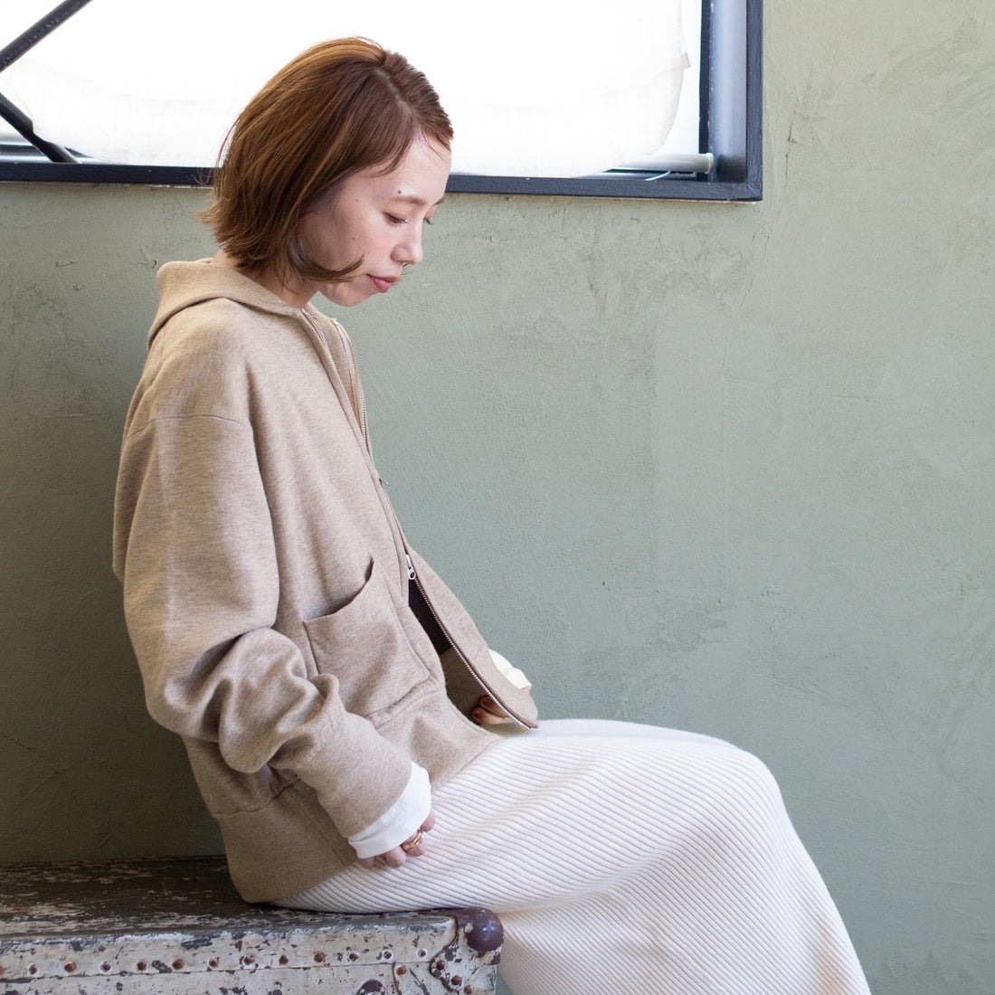 Americana × JEANS FACTORY [アメリカーナ × ジーンズファクトリー] 別注 AMRCNAロゴ ニットジップカーディガン [ASO-C-901-2-JF] ｸﾞﾚｰｼﾞｭ &&モデル身長：153cm 着用サイズ：ONE SIZE&&