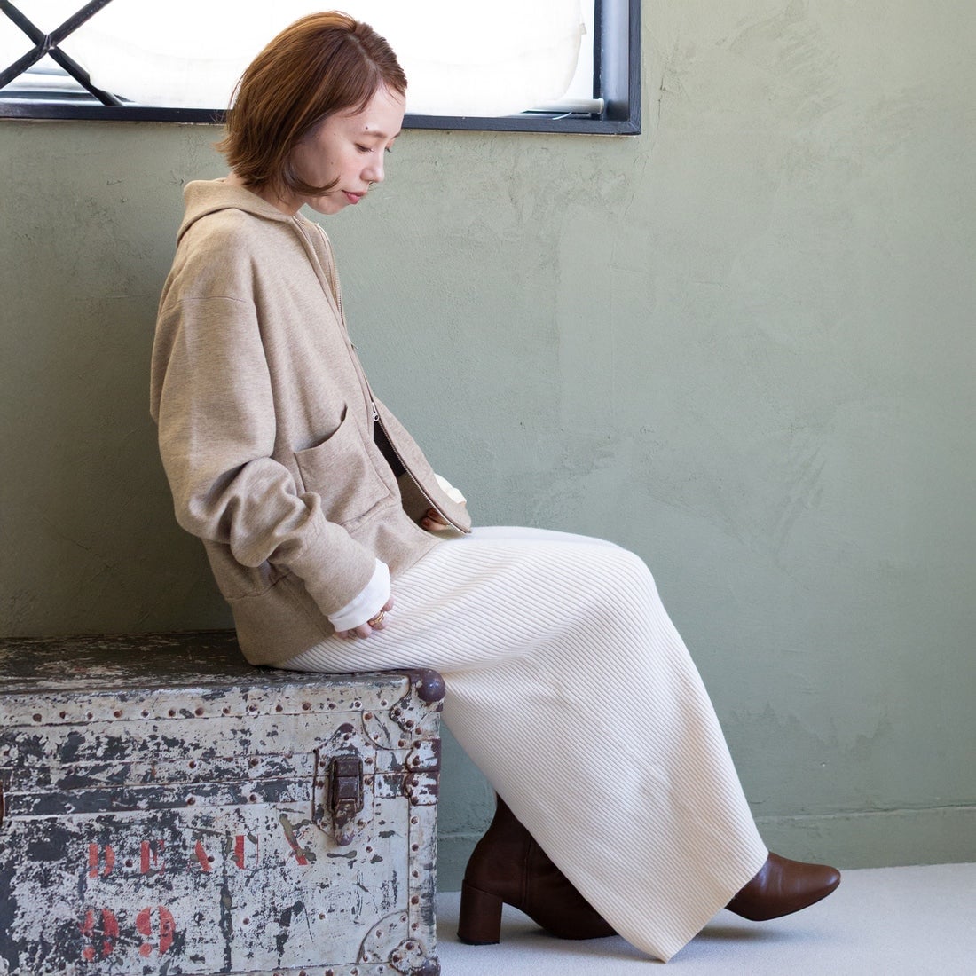 Americana × JEANS FACTORY [アメリカーナ × ジーンズファクトリー] 別注 AMRCNAロゴ ニットジップカーディガン [ASO-C-901-2-JF] ｸﾞﾚｰｼﾞｭ &&モデル身長：153cm 着用サイズ：ONE SIZE&&