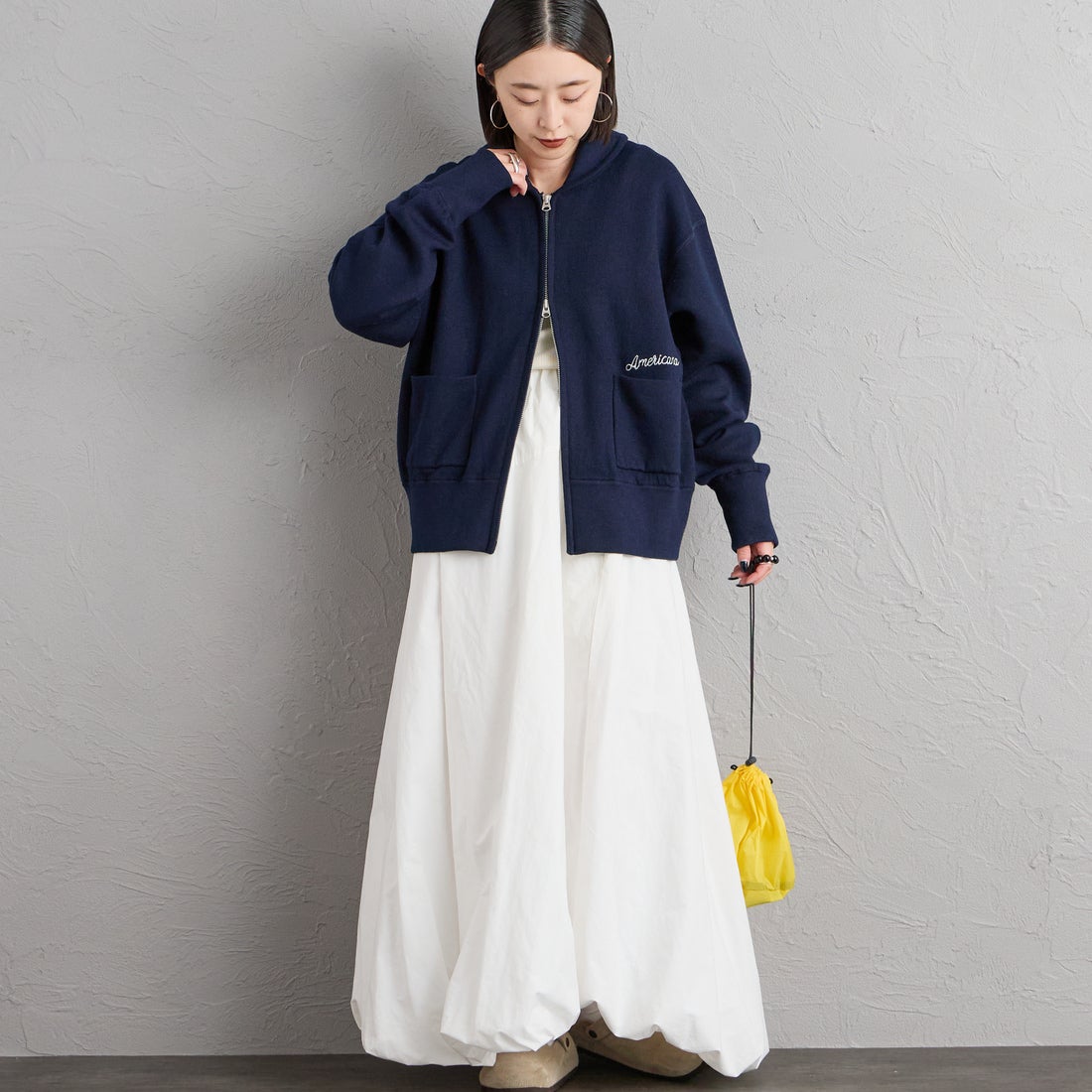 Americana × JEANS FACTORY [アメリカーナ × ジーンズファクトリー] 別注 AMRCNAロゴ ニットジップカーディガン [ASO-C-901-2-JF] ﾈｲﾋﾞｰ &&モデル身長：150cm 着用サイズ：ONE SIZE&&