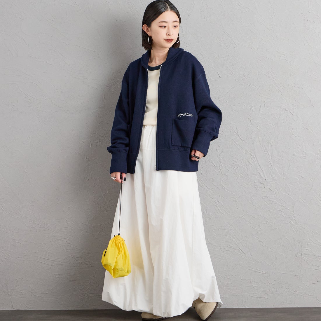 Americana × JEANS FACTORY [アメリカーナ × ジーンズファクトリー] 別注 AMRCNAロゴ ニットジップカーディガン [ASO-C-901-2-JF] ﾈｲﾋﾞｰ &&モデル身長：150cm 着用サイズ：ONE SIZE&&