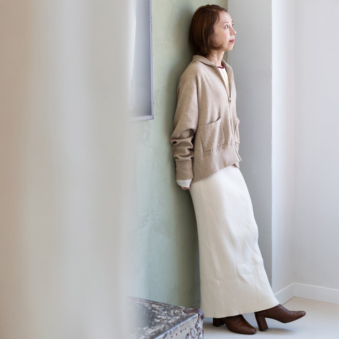Americana × JEANS FACTORY [アメリカーナ × ジーンズファクトリー] 別注 AMRCNAロゴ ニットジップカーディガン [ASO-C-901-2-JF] ｸﾞﾚｰｼﾞｭ &&モデル身長：153cm 着用サイズ：ONE SIZE&&