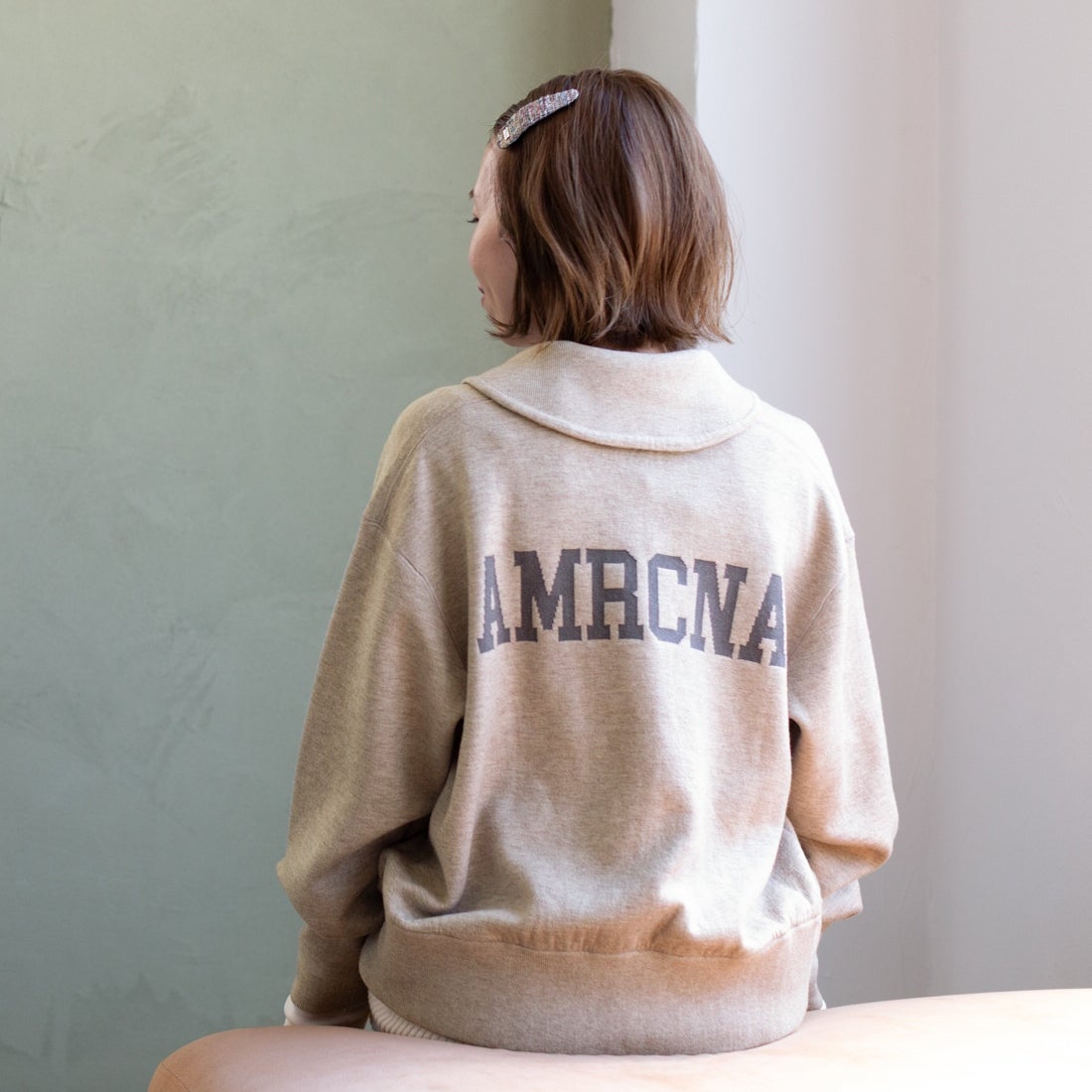Americana × JEANS FACTORY [アメリカーナ × ジーンズファクトリー] 別注 AMRCNAロゴ ニットジップカーディガン [ASO-C-901-2-JF] ｸﾞﾚｰｼﾞｭ &&モデル身長：153cm 着用サイズ：ONE SIZE&&