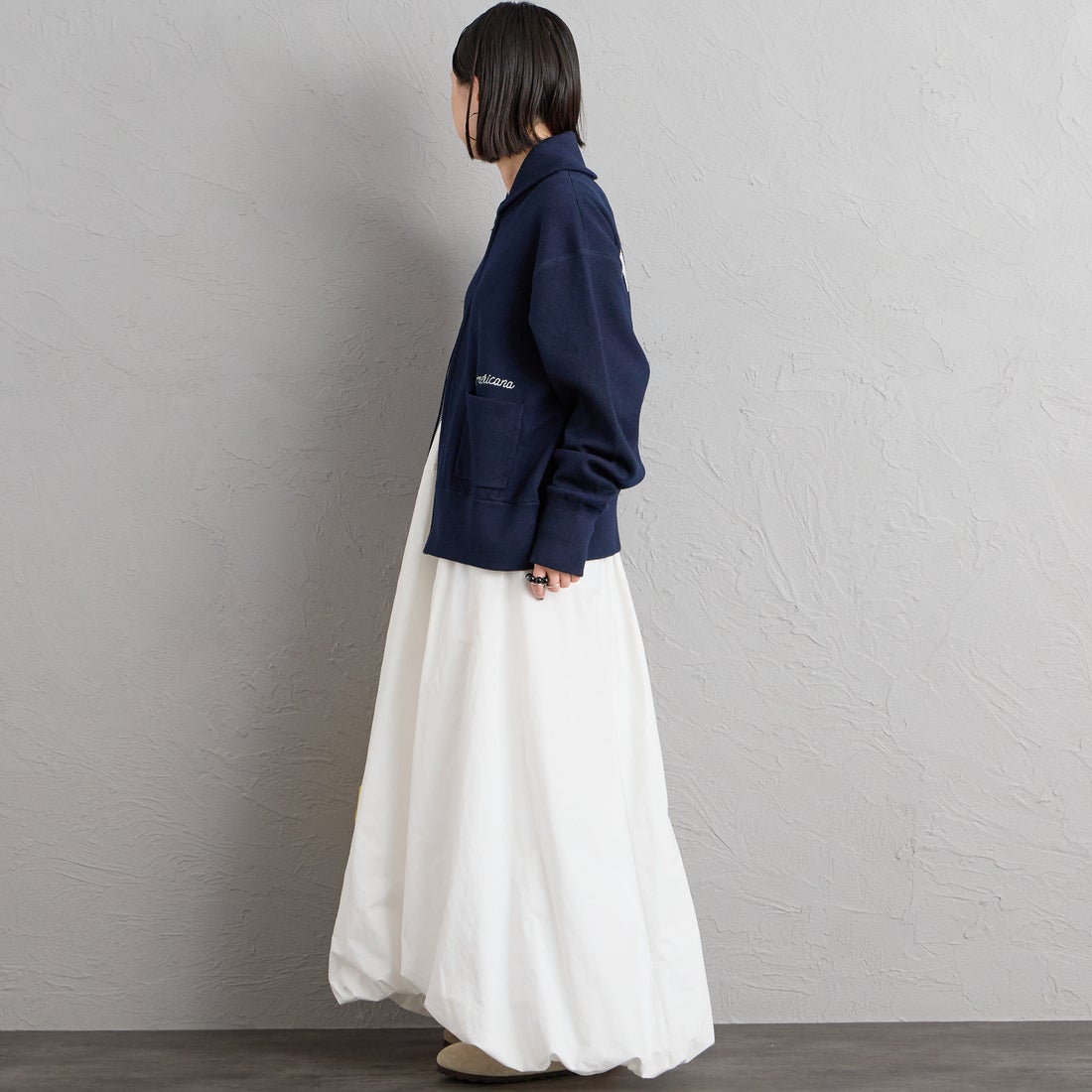 Americana × JEANS FACTORY [アメリカーナ × ジーンズファクトリー] 別注 AMRCNAロゴ ニットジップカーディガン [ASO-C-901-2-JF] ﾈｲﾋﾞｰ &&モデル身長：150cm 着用サイズ：ONE SIZE&&