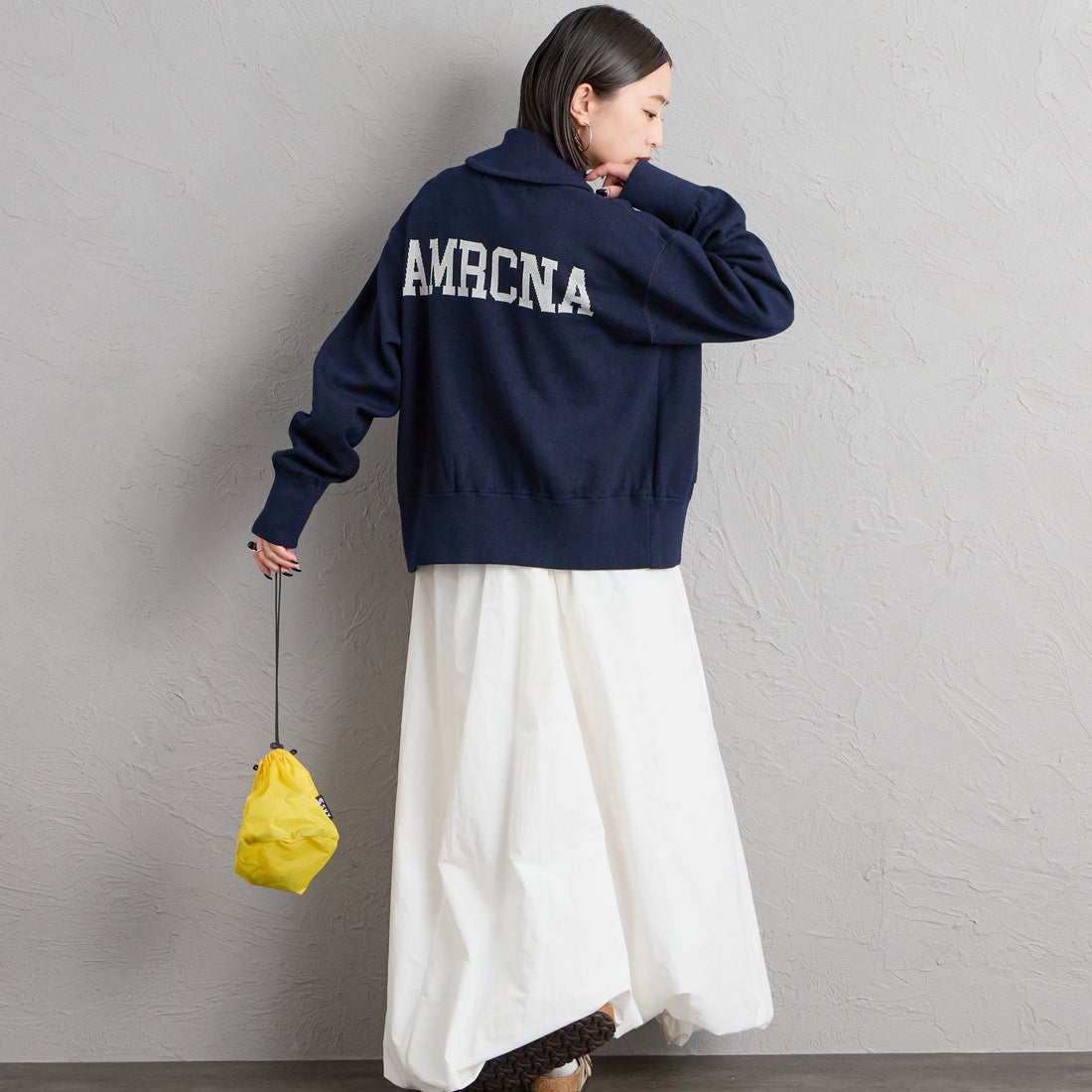 Americana × JEANS FACTORY [アメリカーナ × ジーンズファクトリー] 別注 AMRCNAロゴ ニットジップカーディガン [ASO-C-901-2-JF] ﾈｲﾋﾞｰ &&モデル身長：150cm 着用サイズ：ONE SIZE&&