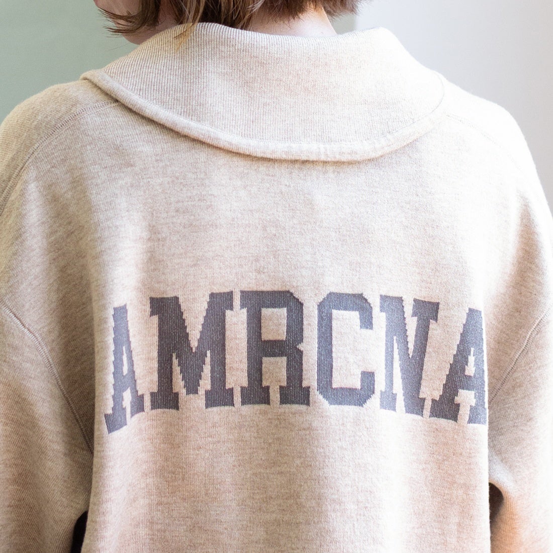 Americana × JEANS FACTORY [アメリカーナ × ジーンズファクトリー] 別注 AMRCNAロゴ ニットジップカーディガン [ASO-C-901-2-JF] ｸﾞﾚｰｼﾞｭ &&モデル身長：153cm 着用サイズ：ONE SIZE&&