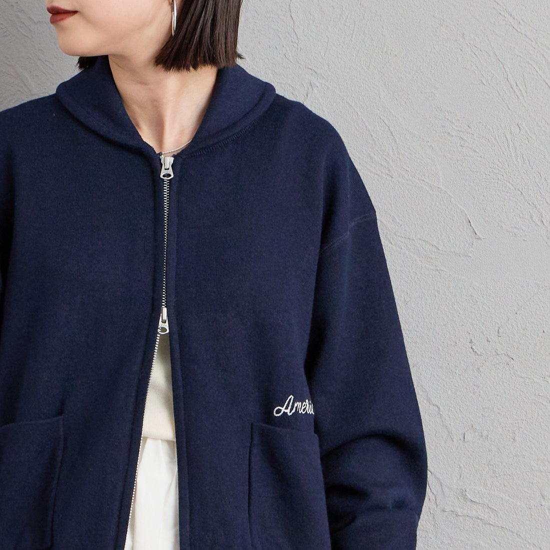 Americana × JEANS FACTORY [アメリカーナ × ジーンズファクトリー] 別注 AMRCNAロゴ ニットジップカーディガン [ASO-C-901-2-JF] ﾈｲﾋﾞｰ &&モデル身長：150cm 着用サイズ：ONE SIZE&&