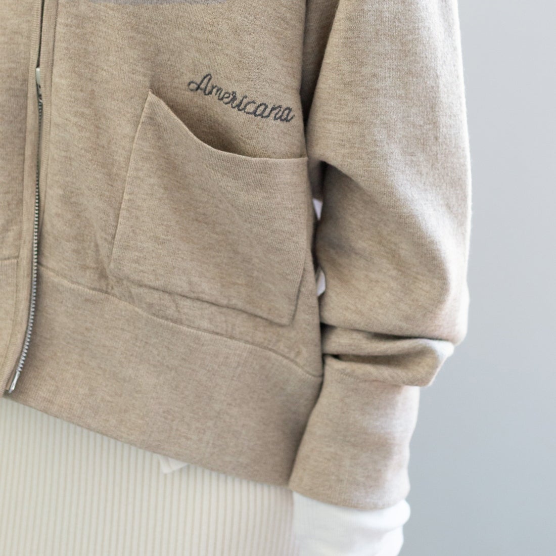 Americana × JEANS FACTORY [アメリカーナ × ジーンズファクトリー] 別注 AMRCNAロゴ ニットジップカーディガン [ASO-C-901-2-JF] ｸﾞﾚｰｼﾞｭ &&モデル身長：153cm 着用サイズ：ONE SIZE&&