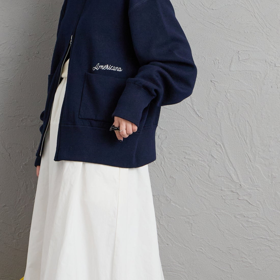 Americana × JEANS FACTORY [アメリカーナ × ジーンズファクトリー] 別注 AMRCNAロゴ ニットジップカーディガン [ASO-C-901-2-JF] ﾈｲﾋﾞｰ &&モデル身長：150cm 着用サイズ：ONE SIZE&&
