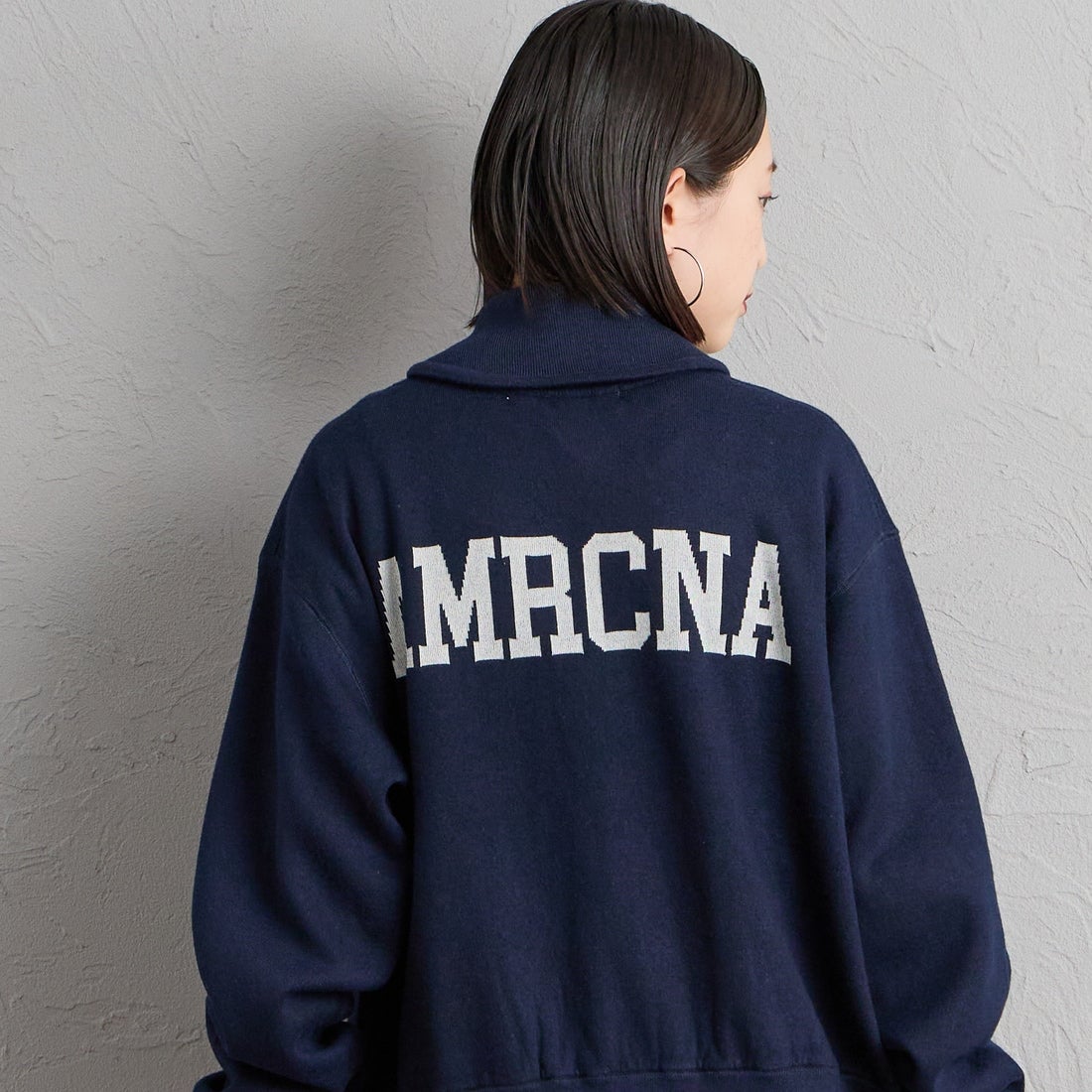 Americana × JEANS FACTORY [アメリカーナ × ジーンズファクトリー] 別注 AMRCNAロゴ ニットジップカーディガン [ASO-C-901-2-JF] ﾈｲﾋﾞｰ &&モデル身長：150cm 着用サイズ：ONE SIZE&&