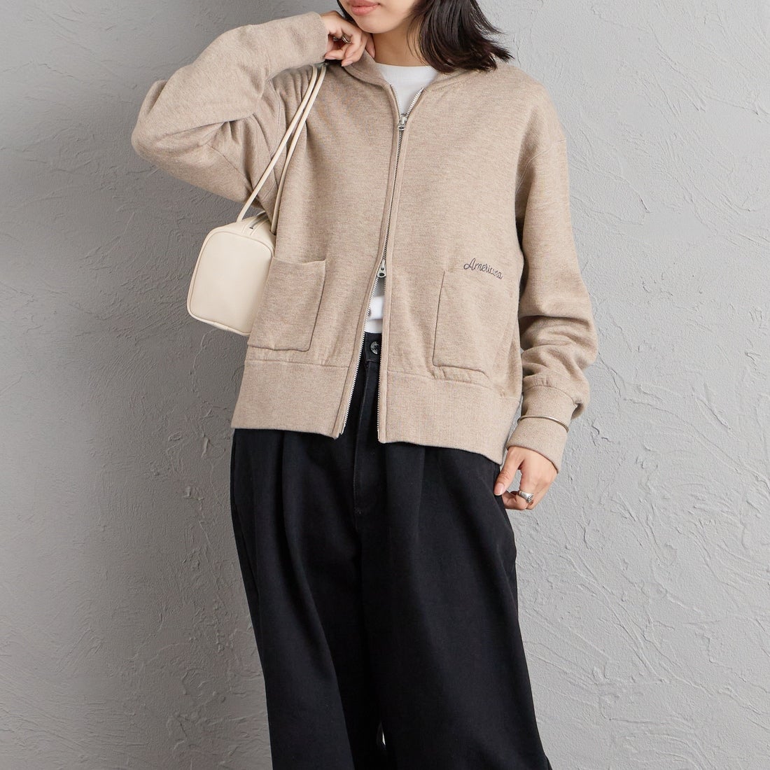 Americana × JEANS FACTORY [アメリカーナ × ジーンズファクトリー] 別注 AMRCNAロゴ ニットジップカーディガン [ASO-C-901-2-JF] ｸﾞﾚｰｼﾞｭ &&モデル身長：162cm 着用サイズ：ONE SIZE&&