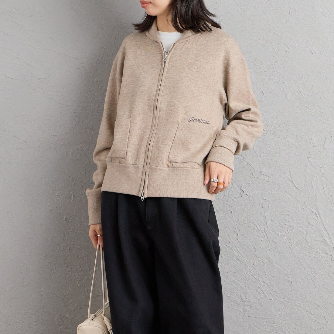Americana × JEANS FACTORY [アメリカーナ × ジーンズファクトリー] 別注 AMRCNAロゴ ニットジップカーディガン [ASO-C-901-2-JF] ｸﾞﾚｰｼﾞｭ &&モデル身長：162cm 着用サイズ：ONE SIZE&&