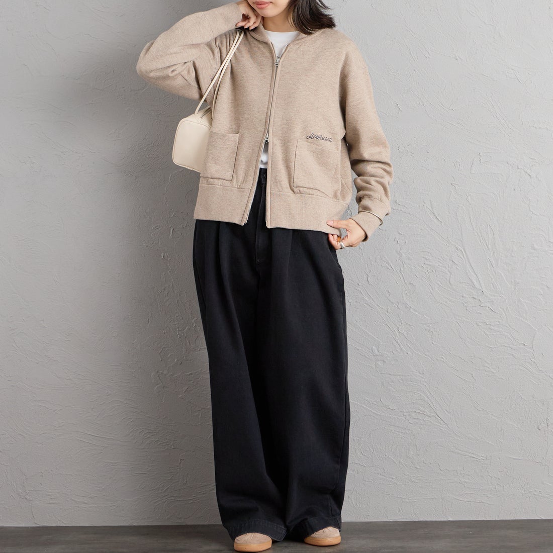 Americana × JEANS FACTORY [アメリカーナ × ジーンズファクトリー] 別注 AMRCNAロゴ ニットジップカーディガン [ASO-C-901-2-JF] ｸﾞﾚｰｼﾞｭ &&モデル身長：162cm 着用サイズ：ONE SIZE&&
