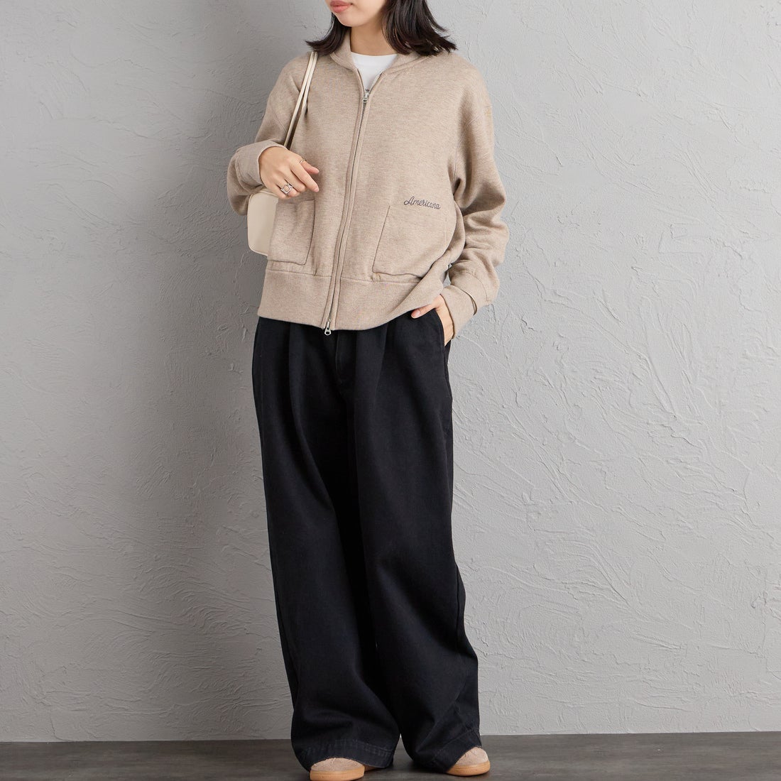 Americana × JEANS FACTORY [アメリカーナ × ジーンズファクトリー] 別注 AMRCNAロゴ ニットジップカーディガン [ASO-C-901-2-JF] ｸﾞﾚｰｼﾞｭ &&モデル身長：162cm 着用サイズ：ONE SIZE&&