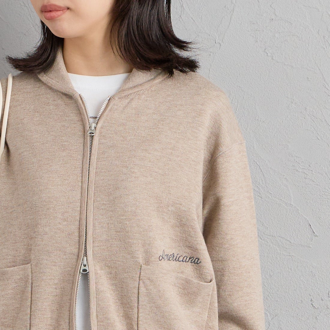 Americana × JEANS FACTORY [アメリカーナ × ジーンズファクトリー] 別注 AMRCNAロゴ ニットジップカーディガン [ASO-C-901-2-JF] ｸﾞﾚｰｼﾞｭ &&モデル身長：162cm 着用サイズ：ONE SIZE&&