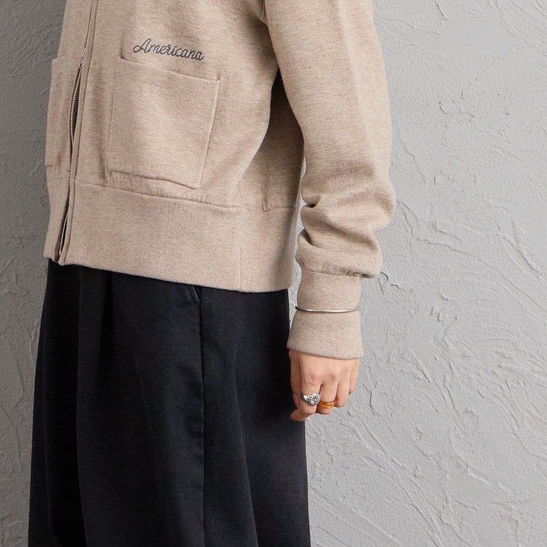Americana × JEANS FACTORY [アメリカーナ × ジーンズファクトリー] 別注 AMRCNAロゴ ニットジップカーディガン [ASO-C-901-2-JF] ｸﾞﾚｰｼﾞｭ &&モデル身長：162cm 着用サイズ：ONE SIZE&&