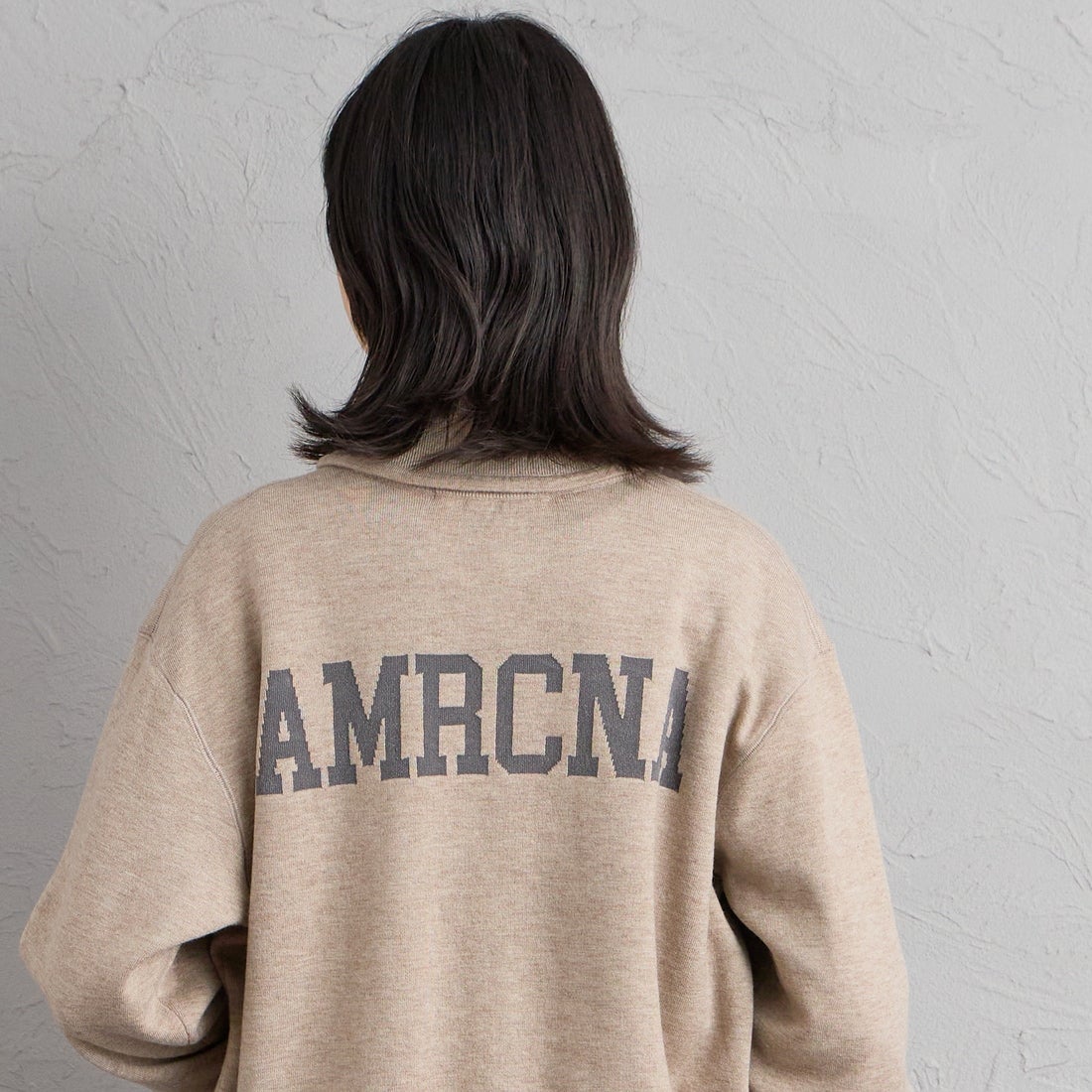 Americana × JEANS FACTORY [アメリカーナ × ジーンズファクトリー] 別注 AMRCNAロゴ ニットジップカーディガン [ASO-C-901-2-JF] ｸﾞﾚｰｼﾞｭ &&モデル身長：162cm 着用サイズ：ONE SIZE&&