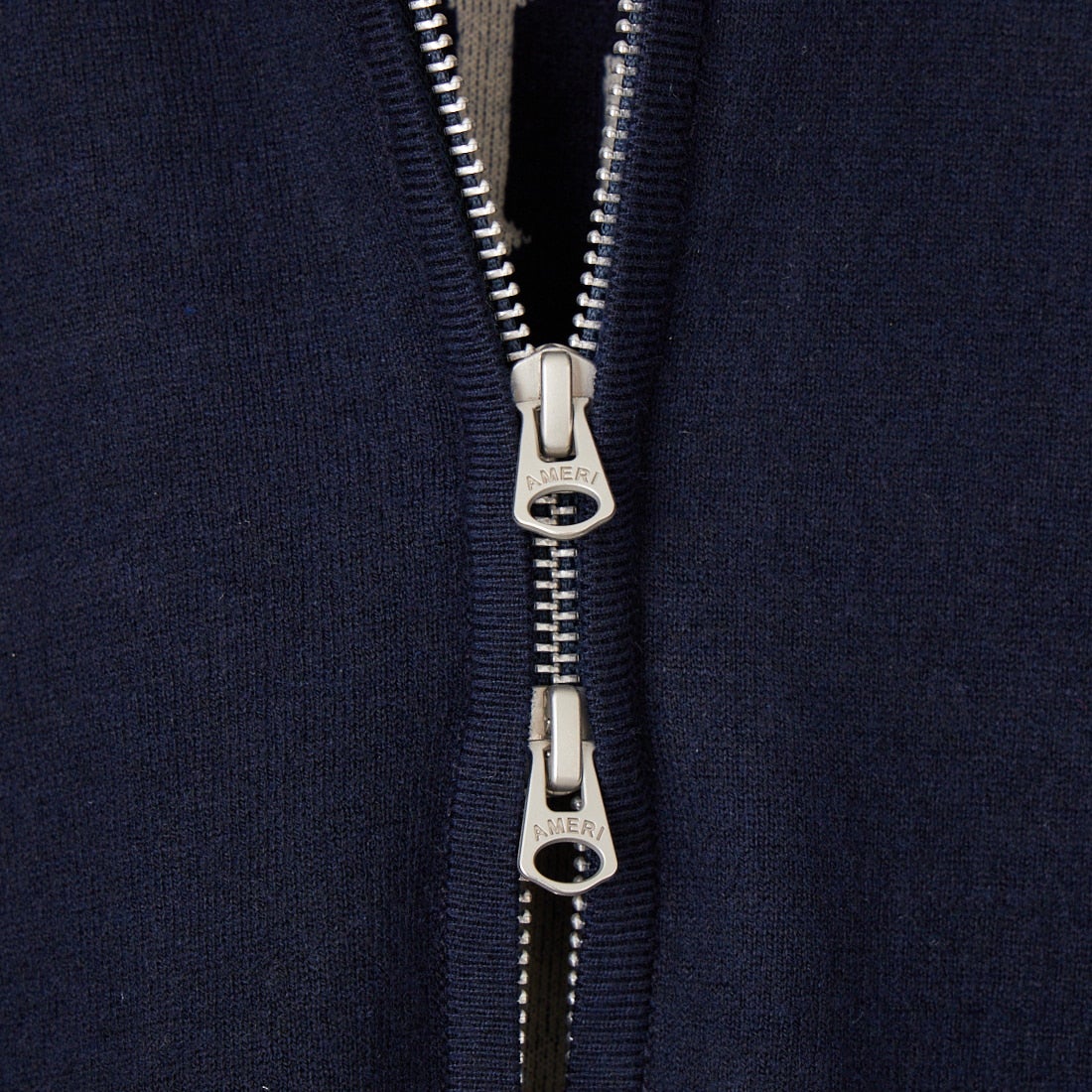 Americana × JEANS FACTORY [アメリカーナ × ジーンズファクトリー] 別注 AMRCNAロゴ ニットジップカーディガン [ASO-C-901-2-JF] ﾈｲﾋﾞｰ