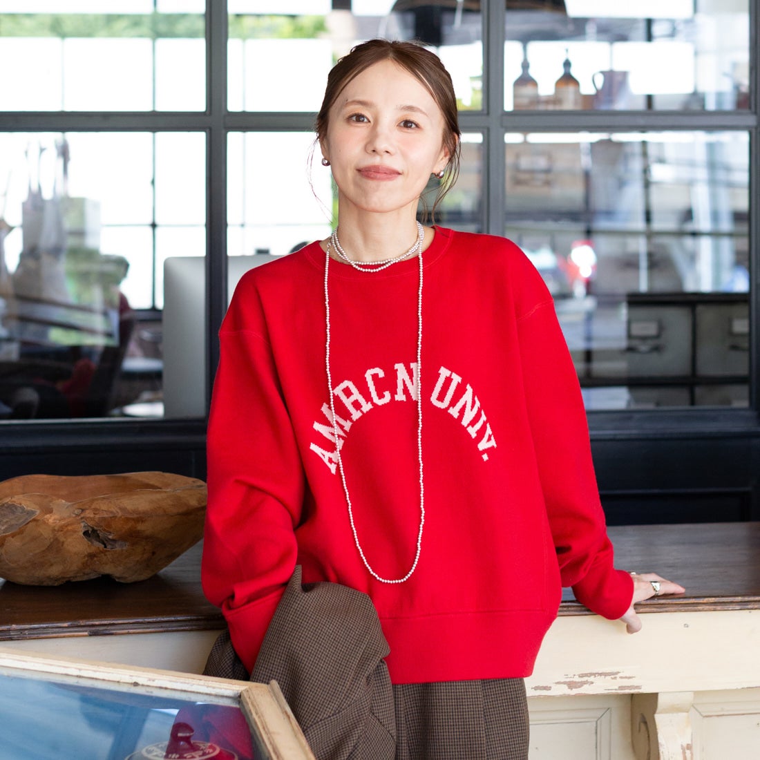 Americana × JEANS FACTORY [アメリカーナ × ジーンズファクトリー] 別注 ショート丈 フロントロゴ スウェットライク クルーネックニット [ASO-C-902-1-JF] ﾚｯﾄﾞ &&モデル身長：153cm 着用サイズ：ONE SIZE&&