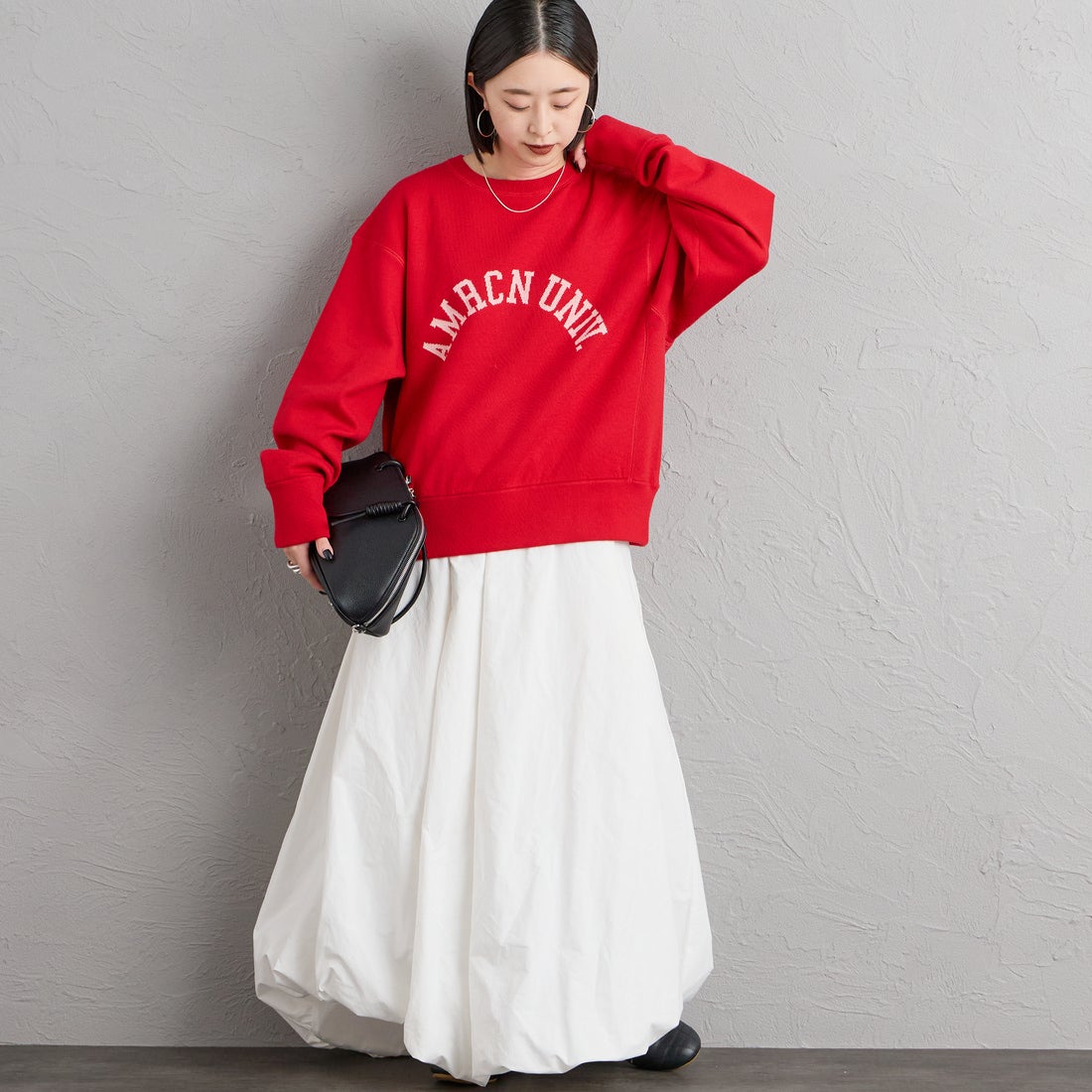 Americana × JEANS FACTORY [アメリカーナ × ジーンズファクトリー] 別注 ショート丈 フロントロゴ スウェットライク クルーネックニット [ASO-C-902-1-JF] ﾚｯﾄﾞ &&モデル身長：150cm 着用サイズ：ONE SIZE&&