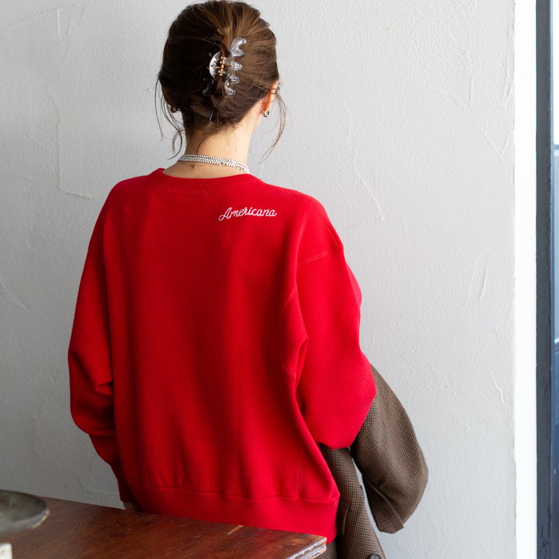 Americana × JEANS FACTORY [アメリカーナ × ジーンズファクトリー] 別注 ショート丈 フロントロゴ スウェットライク クルーネックニット [ASO-C-902-1-JF] ﾚｯﾄﾞ &&モデル身長：153cm 着用サイズ：ONE SIZE&&