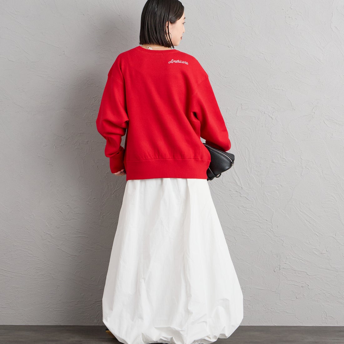 Americana × JEANS FACTORY [アメリカーナ × ジーンズファクトリー] 別注 ショート丈 フロントロゴ スウェットライク クルーネックニット [ASO-C-902-1-JF] ﾚｯﾄﾞ &&モデル身長：150cm 着用サイズ：ONE SIZE&&