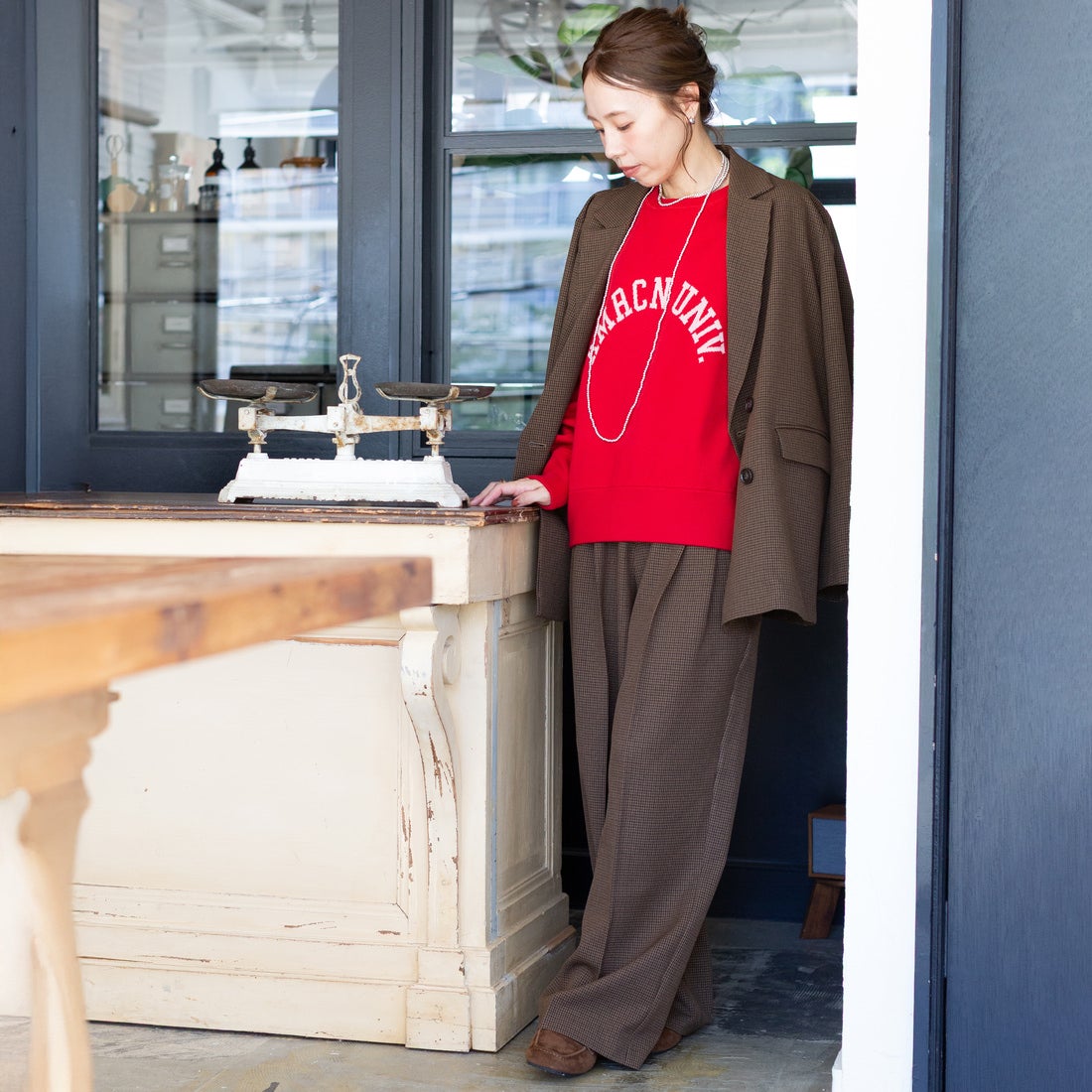 Americana × JEANS FACTORY [アメリカーナ × ジーンズファクトリー] 別注 ショート丈 フロントロゴ スウェットライク クルーネックニット [ASO-C-902-1-JF] ﾚｯﾄﾞ &&モデル身長：153cm 着用サイズ：ONE SIZE&&