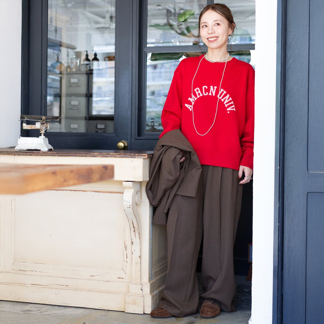 Americana × JEANS FACTORY [アメリカーナ × ジーンズファクトリー] 別注 ショート丈 フロントロゴ スウェットライク クルーネックニット [ASO-C-902-1-JF] ﾚｯﾄﾞ &&モデル身長：153cm 着用サイズ：ONE SIZE&&