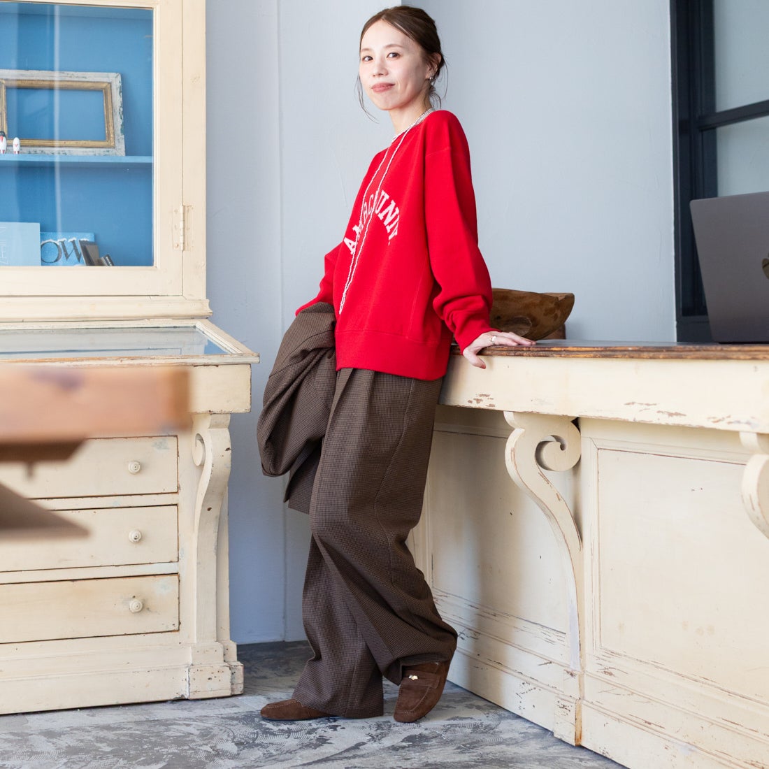 Americana × JEANS FACTORY [アメリカーナ × ジーンズファクトリー] 別注 ショート丈 フロントロゴ スウェットライク クルーネックニット [ASO-C-902-1-JF] ﾚｯﾄﾞ &&モデル身長：153cm 着用サイズ：ONE SIZE&&