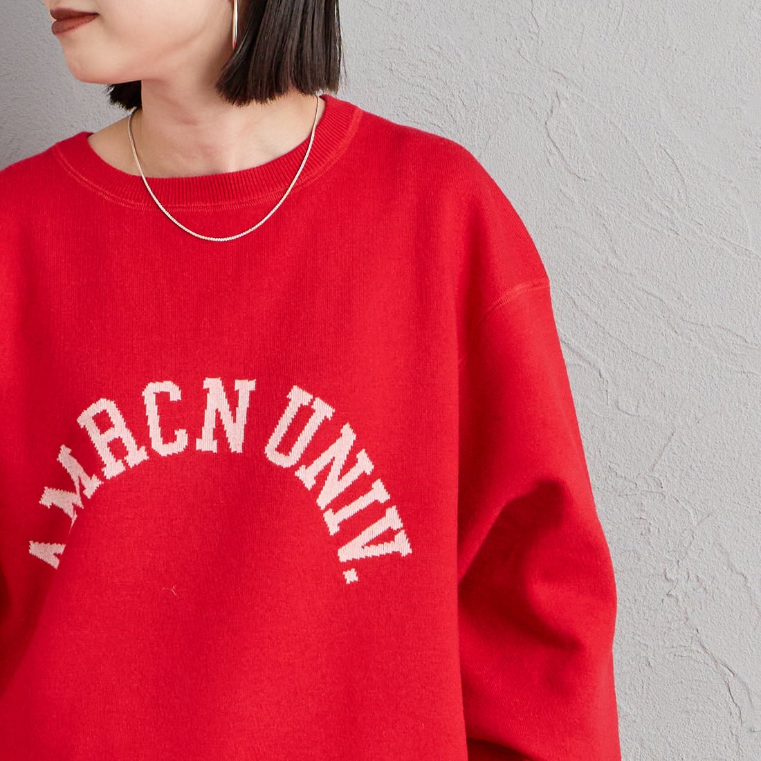 Americana × JEANS FACTORY [アメリカーナ × ジーンズファクトリー] 別注 ショート丈 フロントロゴ スウェットライク クルーネックニット [ASO-C-902-1-JF] ﾚｯﾄﾞ &&モデル身長：150cm 着用サイズ：ONE SIZE&&