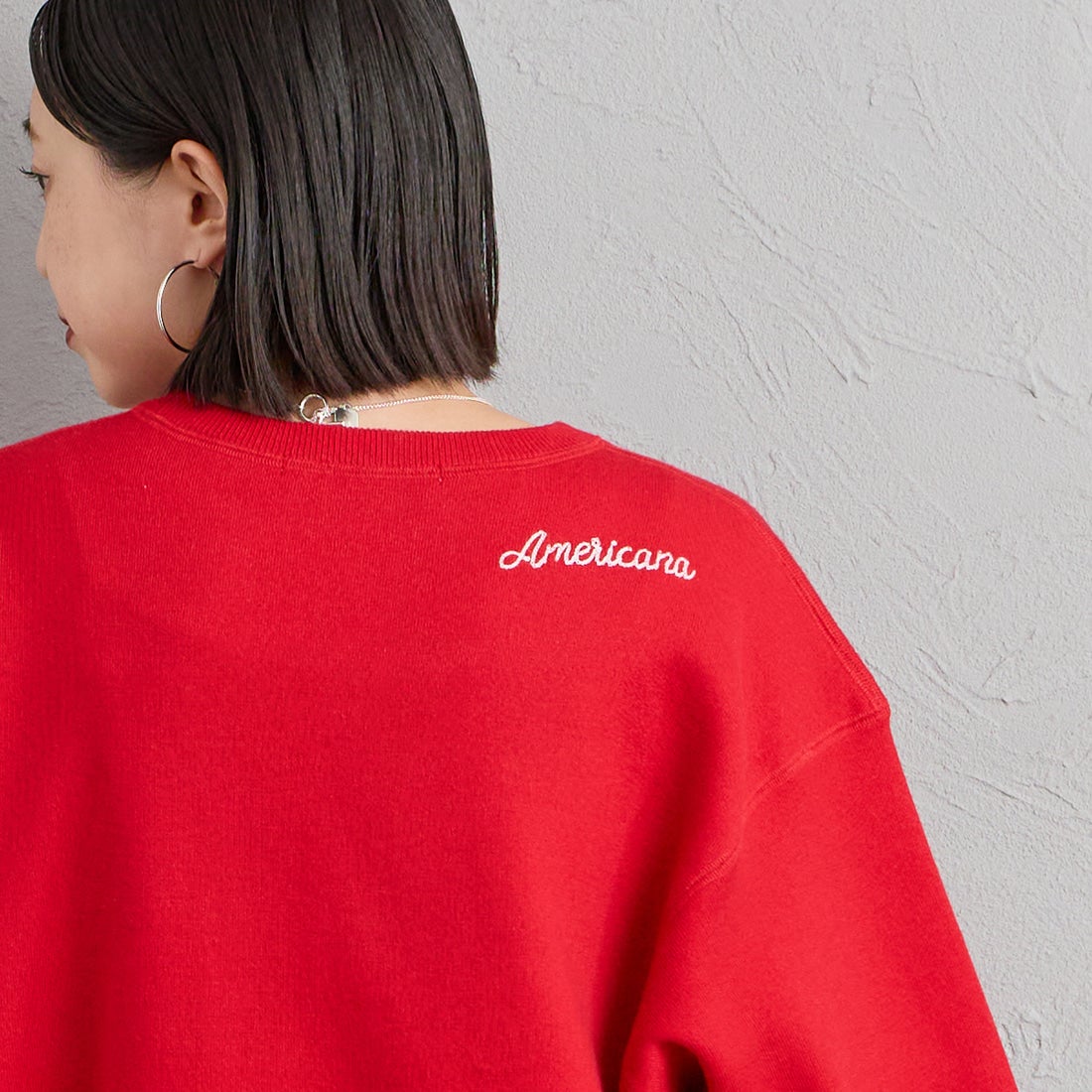 Americana × JEANS FACTORY [アメリカーナ × ジーンズファクトリー] 別注 ショート丈 フロントロゴ スウェットライク クルーネックニット [ASO-C-902-1-JF] ﾚｯﾄﾞ &&モデル身長：150cm 着用サイズ：ONE SIZE&&