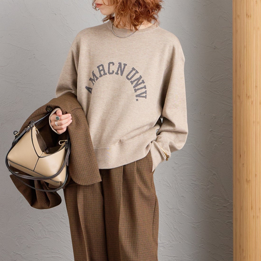 Americana × JEANS FACTORY [アメリカーナ × ジーンズファクトリー] 別注 ショート丈 フロントロゴ スウェットライク クルーネックニット [ASO-C-902-1-JF] ｸﾞﾚｰｼﾞｭ &&モデル身長：158cm 着用サイズ：ONE SIZE&&