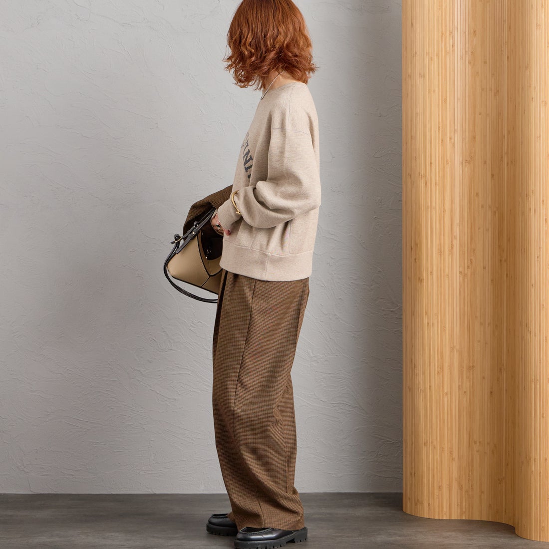 Americana × JEANS FACTORY [アメリカーナ × ジーンズファクトリー] 別注 ショート丈 フロントロゴ スウェットライク クルーネックニット [ASO-C-902-1-JF] ｸﾞﾚｰｼﾞｭ &&モデル身長：158cm 着用サイズ：ONE SIZE&&