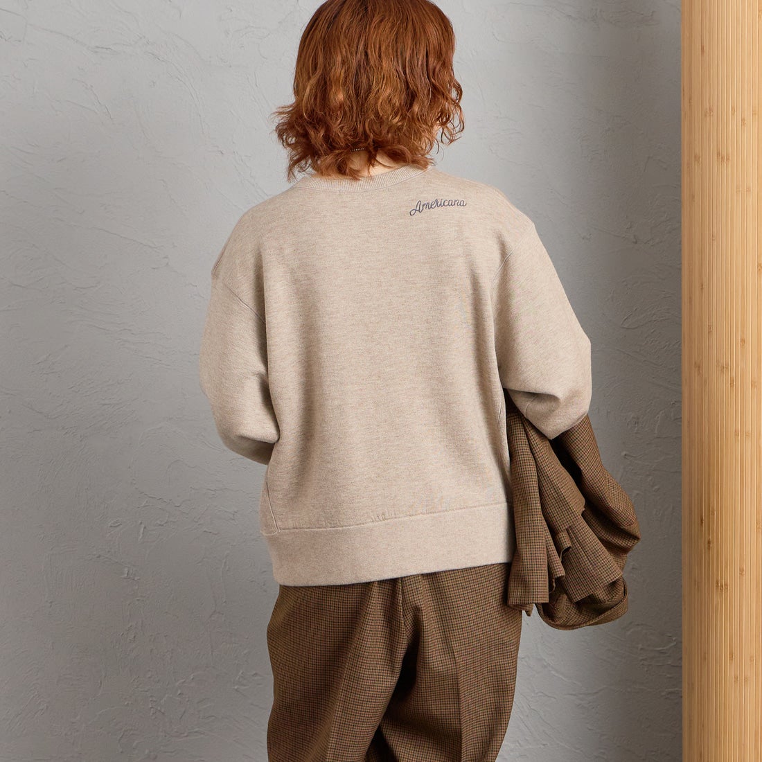 Americana × JEANS FACTORY [アメリカーナ × ジーンズファクトリー] 別注 ショート丈 フロントロゴ スウェットライク クルーネックニット [ASO-C-902-1-JF] ｸﾞﾚｰｼﾞｭ &&モデル身長：158cm 着用サイズ：ONE SIZE&&