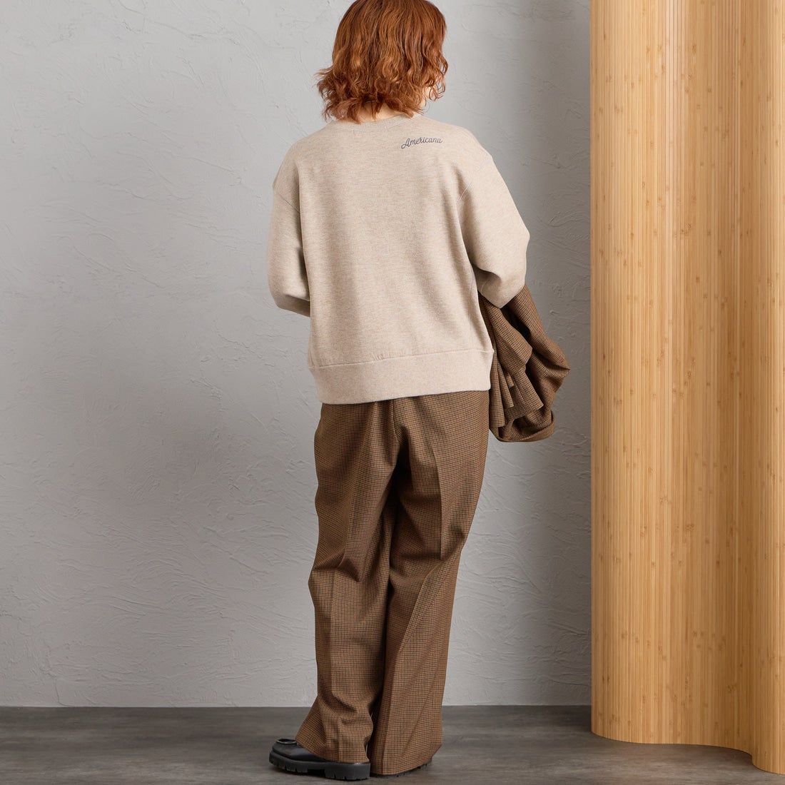 Americana × JEANS FACTORY [アメリカーナ × ジーンズファクトリー] 別注 ショート丈 フロントロゴ スウェットライク クルーネックニット [ASO-C-902-1-JF] ｸﾞﾚｰｼﾞｭ &&モデル身長：158cm 着用サイズ：ONE SIZE&&