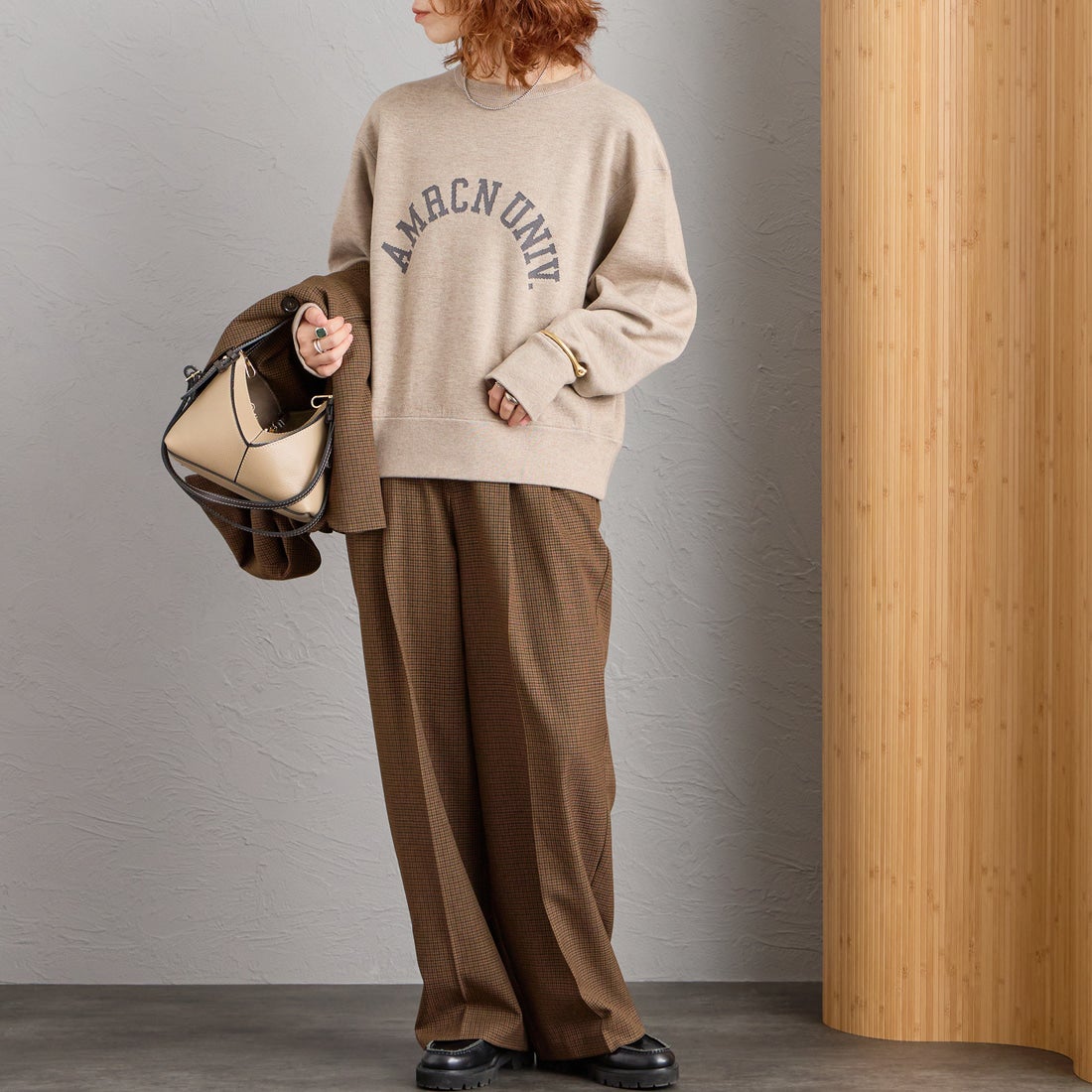 Americana × JEANS FACTORY [アメリカーナ × ジーンズファクトリー] 別注 ショート丈 フロントロゴ スウェットライク クルーネックニット [ASO-C-902-1-JF] ｸﾞﾚｰｼﾞｭ &&モデル身長：158cm 着用サイズ：ONE SIZE&&